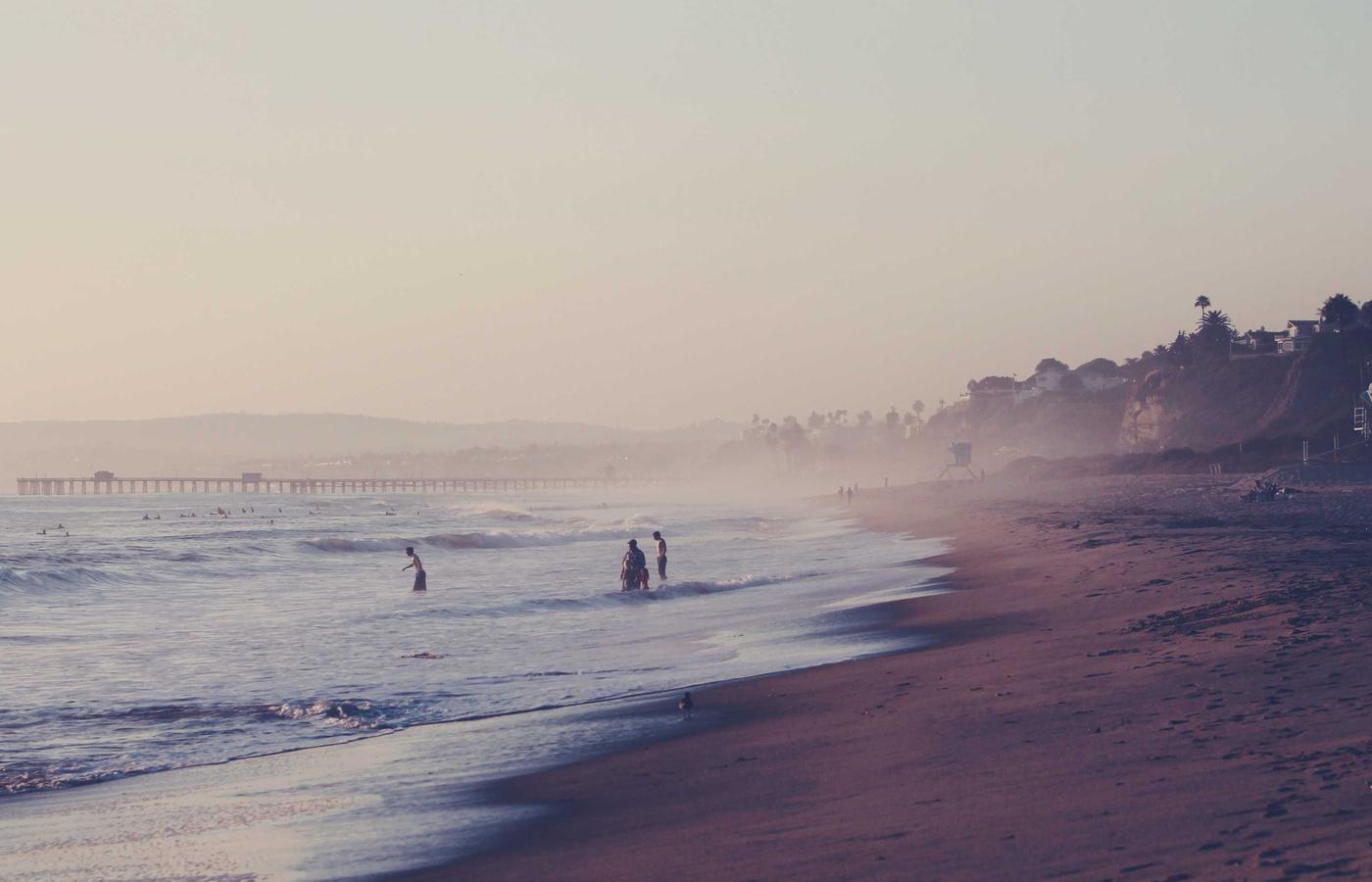 Persoon die data op een tablet analyseert
