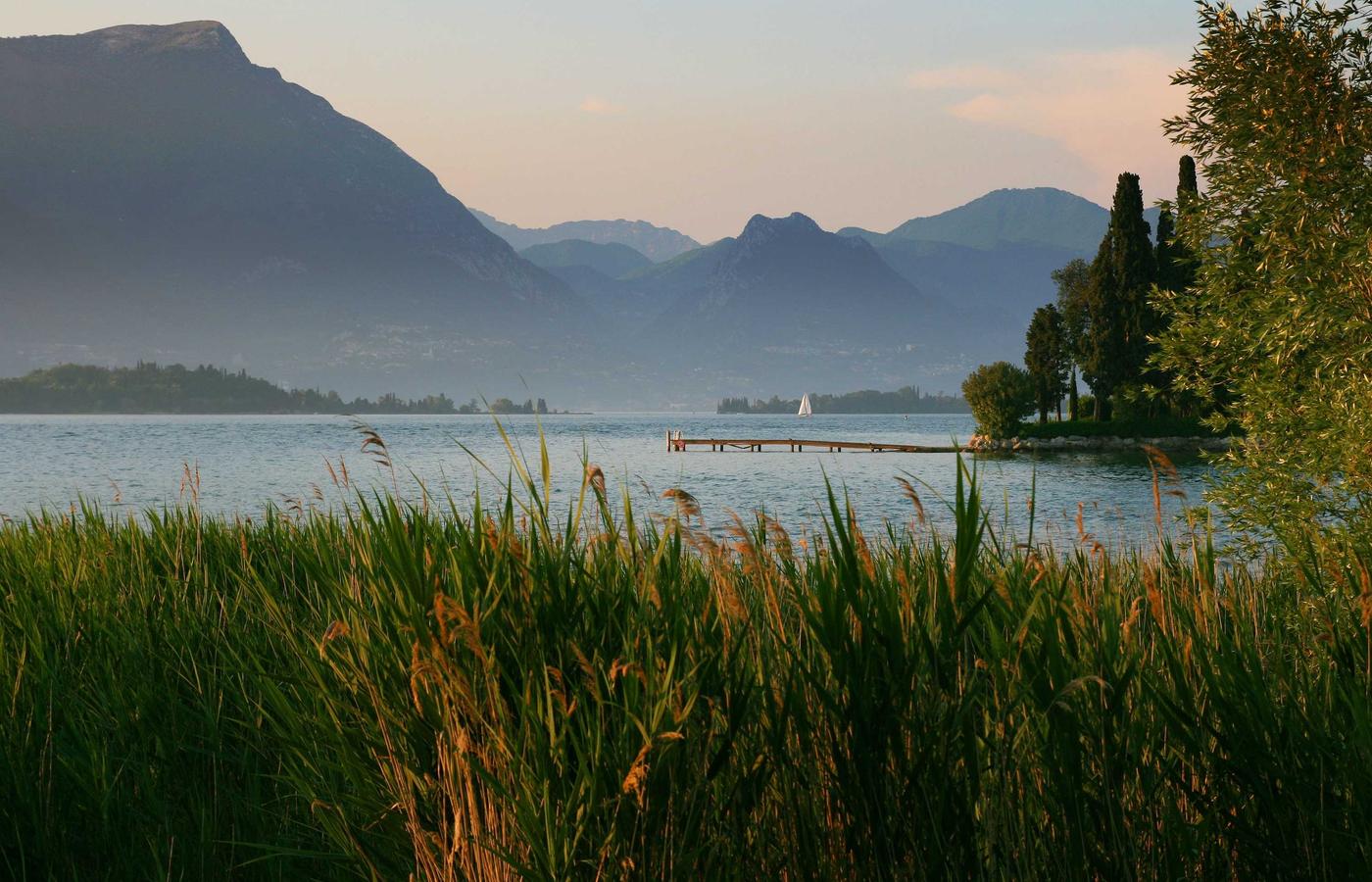 Iemand die aantekeningen maakt tijdens een lezing